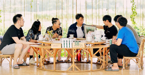 《向往的生活5》路透：嘉宾锁定乔杉、杨紫，张艺兴鸡窝掏蛋