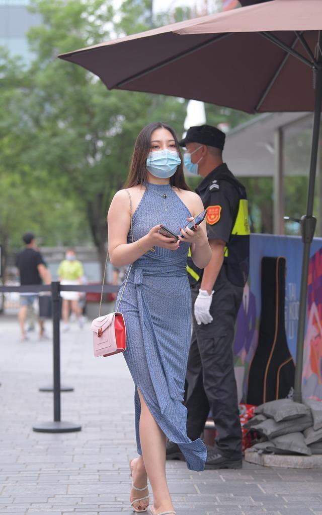 美女|左侧的美女穿着牛仔装,黑衬衫配牛仔外套