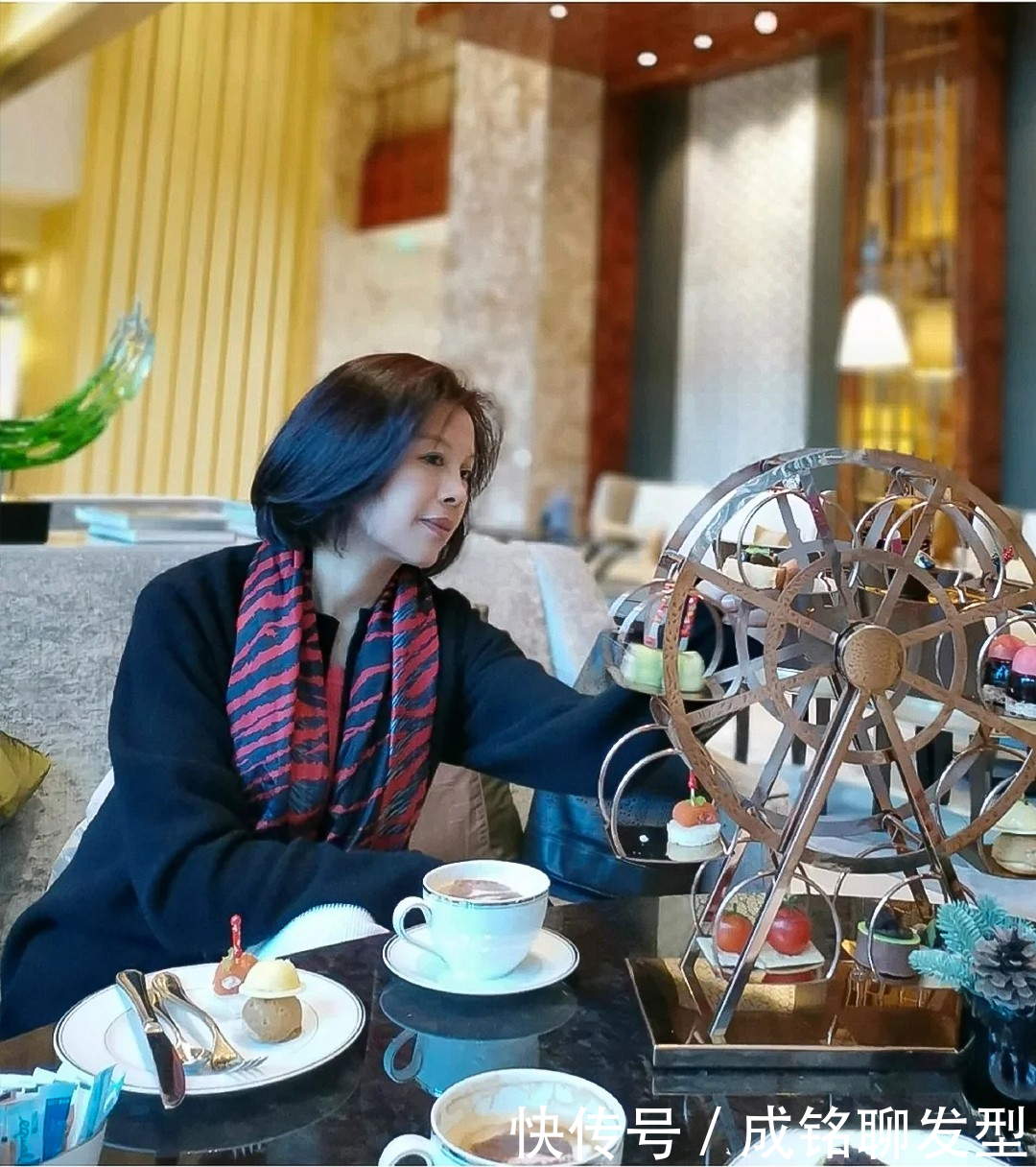 老年人怎么穿才高级?60岁“大妈”巧用红色搭配,时尚减龄有韵味