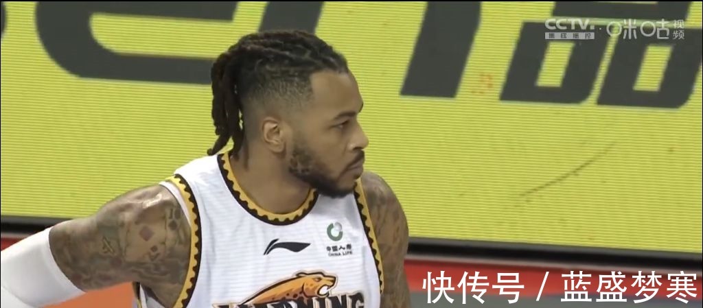 赵继伟|张镇麟半场砍下22分,赵继伟无私助攻,辽宁男篮60-36天津男篮!