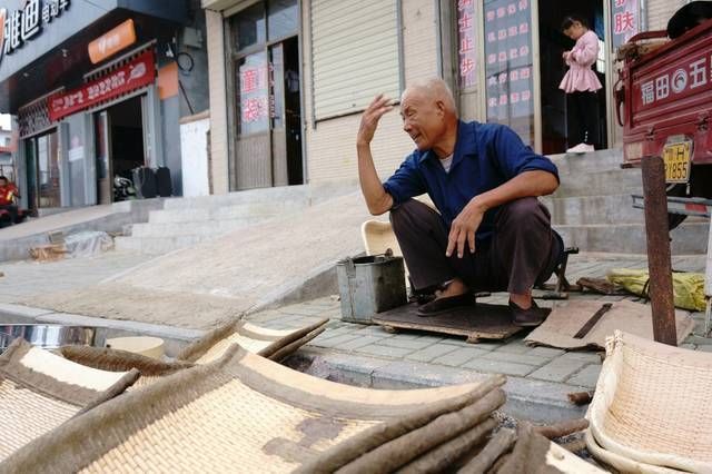 大集上老人卖多年不见的稀罕物,以前你家也有,75元一个值吗?