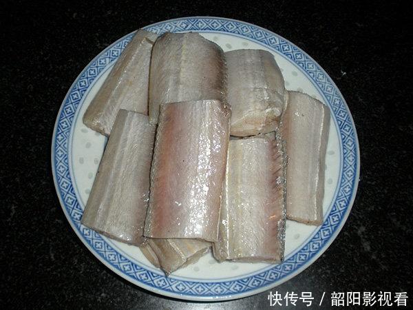 好吃|带鱼最好吃的做法,简单又不腥,吃一口满嘴香,比红烧带鱼还美味