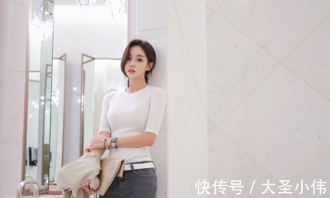 穿衣搭配|美女街拍:美女穿紧身T恤配灰色紧身牛仔裤,很显身材,纤细又性感