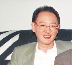 一品|农村穷小子,靠卖窗帘年赚5亿,却英年早逝,留下800套房产