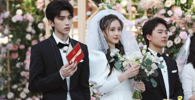 黄旭熙和宋雨琦因为在国外未能赶上这一期节目的录制,黄明昊和关晓彤