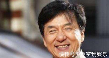 节目录制失控,何炅离席,成龙一脚踹向主持人,网友却说解气