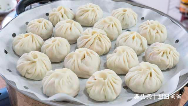 早餐别吃包子馒头了，1块钱饺子皮，5种巧用，美味解馋，孩子最爱