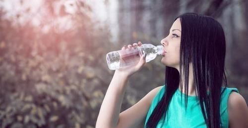 鼻翼|鼻翼侧边能挤出的白色分泌物，到底是什么，别在用手挤了