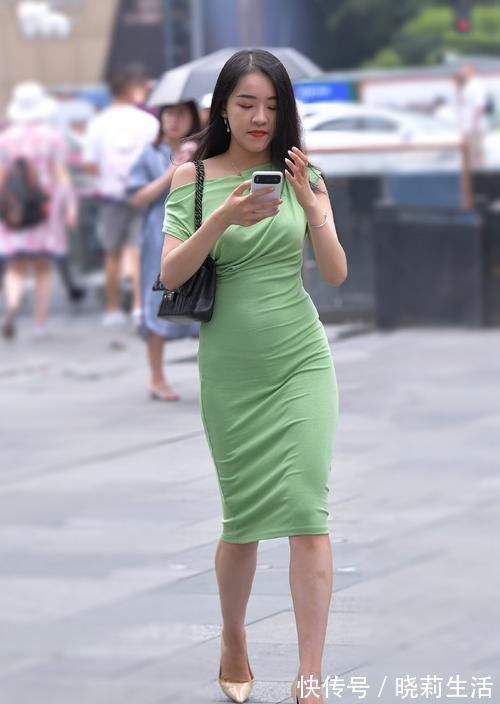 得体|想要气质显得优雅娴静,选择及膝裙准没错,得体又耐看