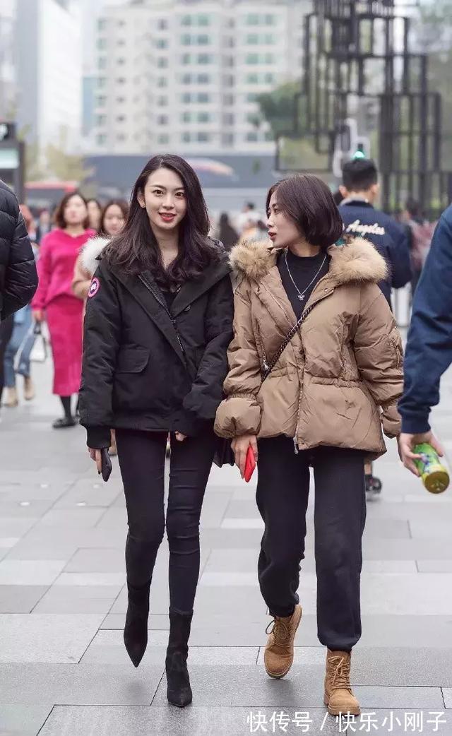 蕾丝袜 米白色外套,内搭黑色的连衣裙,穿搭上一双半透明的蕾丝袜