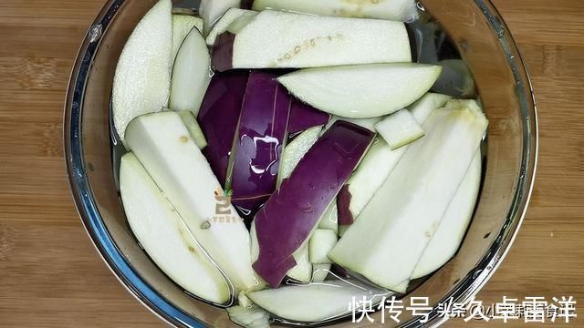 蒸茄子时，万万不可直接蒸，多加一步，茄子雪白不黑，鲜嫩有食欲