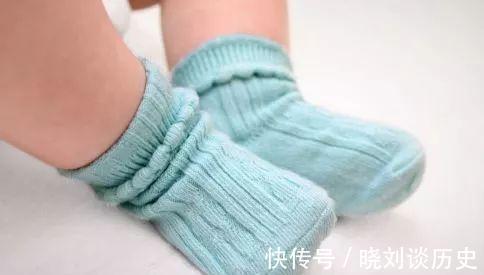 宝妈|十个宝宝里有九个都爱扯袜子,穿与不穿都有哪些好处,宝妈要了解
