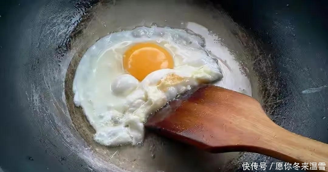 煎荷包蛋，怎样煎得又圆又嫩？大厨教你这3招，鸡蛋个个圆鼓鼓！