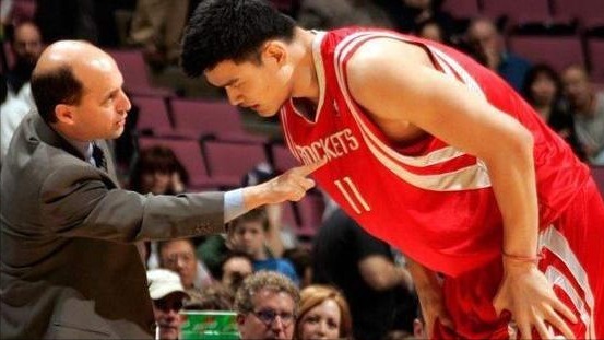 nb姚明NBA时被称“支那人”,面对科尔欺负,姚明霸气回复让他闭嘴