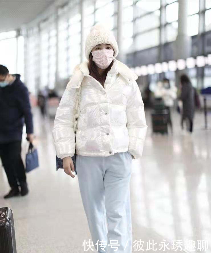 白色永不过时,今冬过年就穿白色羽绒服,优雅又大气