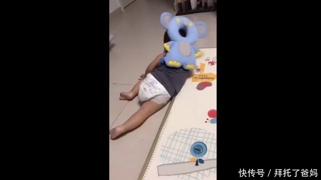 宝宝|心疼!宝宝学走路摔倒后不服气,爬起来继续摔,旁边妈妈笑翻了