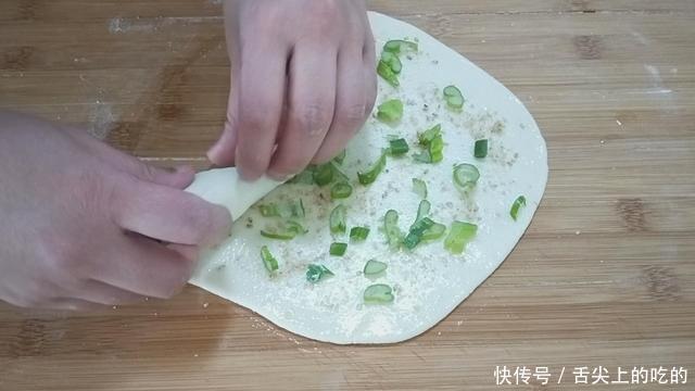 食材|葱花饼这样做太香了，多加1种食材，外酥里软，凉了也不硬，解馋