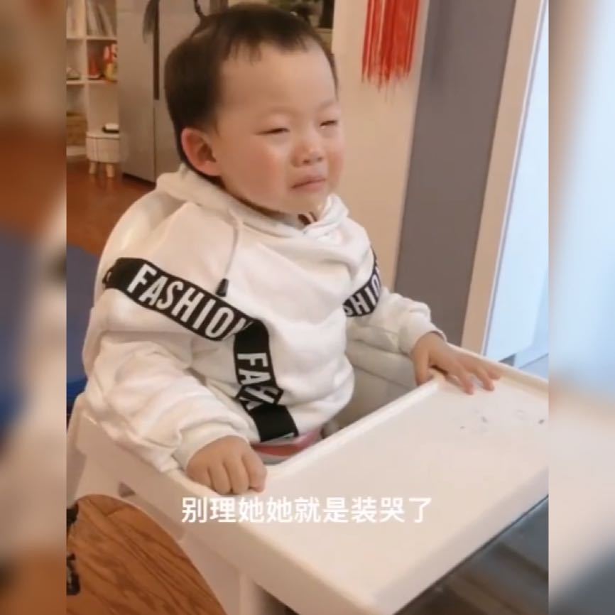 父母|姐姐当着父母面拆穿妹妹火了，网友姐姐为了争宠不惜拆穿自己