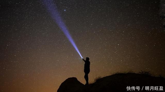 奥尔特 手电筒打出一束光，它能在24小时内飞出太阳系吗？