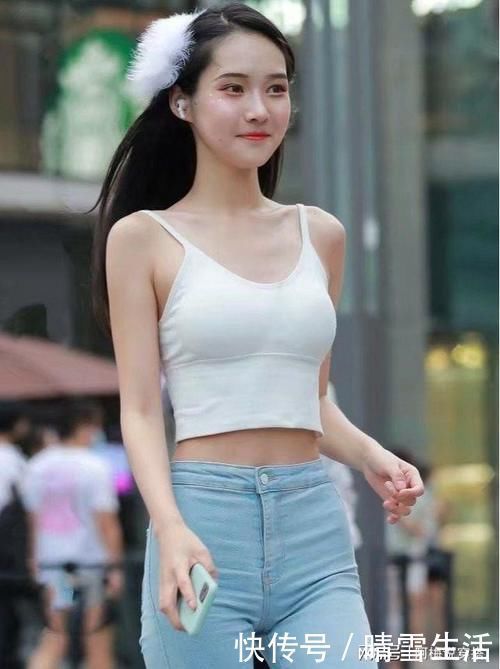 高级感 吊带背心搭配牛仔短裤,简单的单品穿出高级感搭配太完美