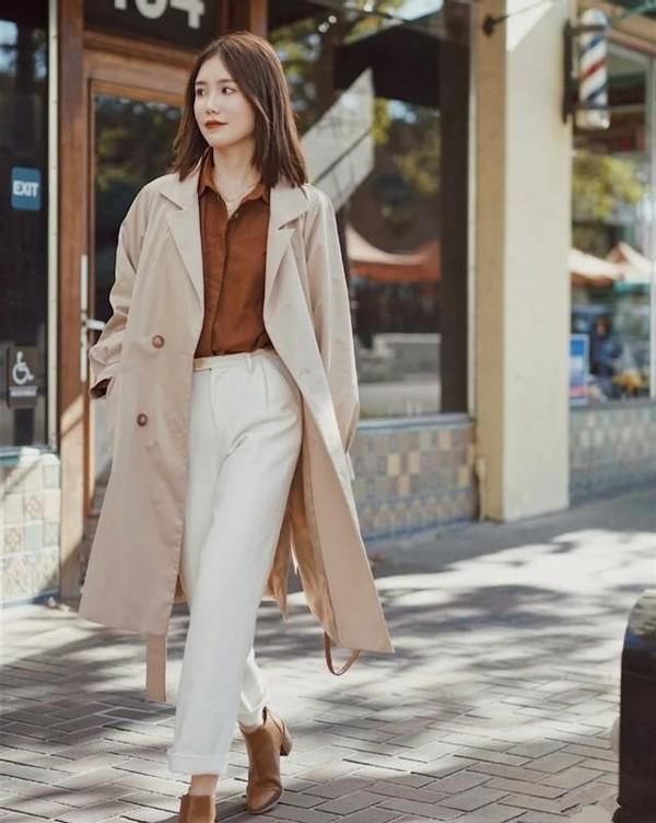 最近火了一种穿搭叫：“大衣+裸靴”，早春就这么穿，时髦显气质