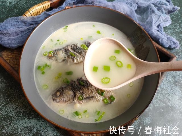 味鲜|熬鲫鱼汤，记住“2不放2窍门”，汤白味鲜无腥味，全家都爱喝