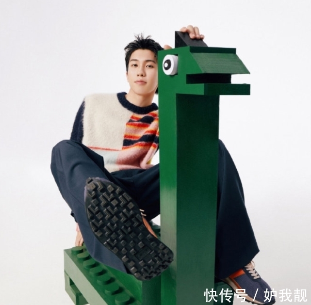 礼仪 礼仪小姐当众滑倒,林墨捧腹大笑素质低?粉丝“孩子论”惹争议