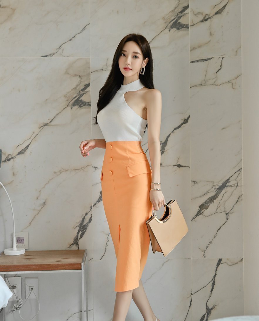 街拍丰满的打底裤小姐姐,吸引众人的注意力,一眼难忘