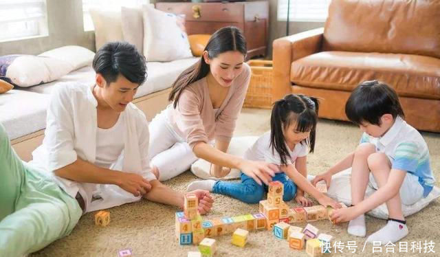 孩子|双胞胎姐妹一个喝牛奶,一个喝豆浆,长大后的差距让人心疼