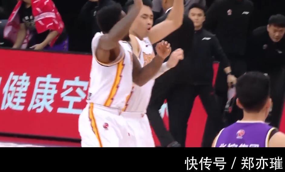 费尔德|北控惨遭三分血洗,双方火爆互拼,费尔德遭王少杰挂彩被迫治疗
