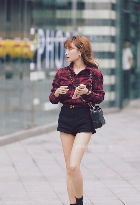 街拍:图六身材棒,白T恤搭牛仔裤,街上弯腰整理物品都这么迷人