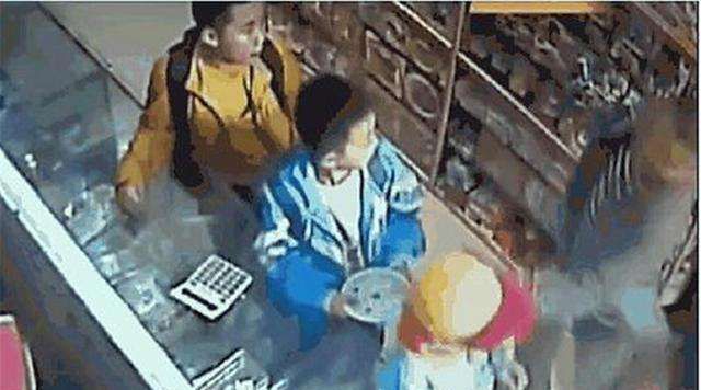 偷拿|7岁儿子“偷拿”玩具,爸爸接下来的做法引争议,毁娃而不自知