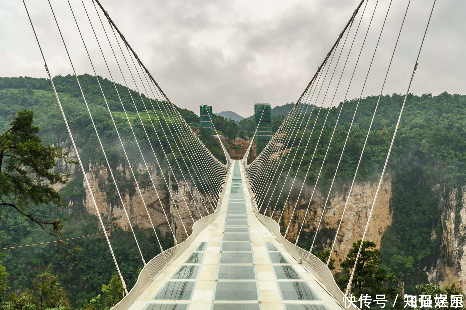 中年|挑战生理极限世界上最高最长的玻璃吊桥,你敢走过去吗
