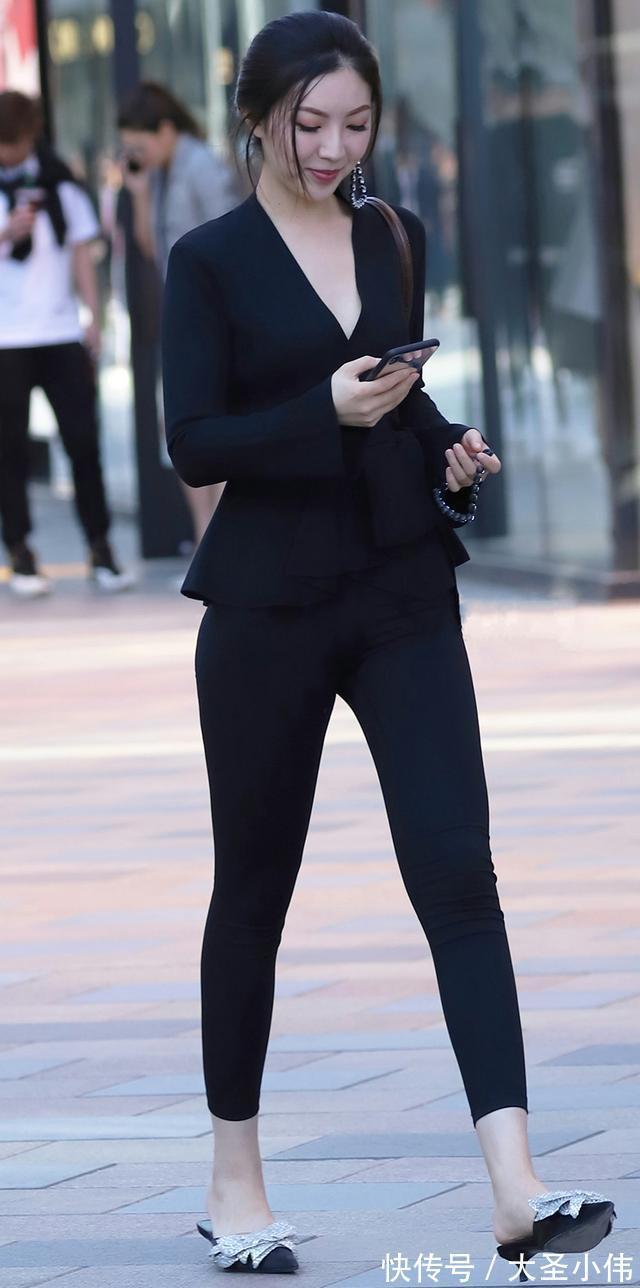 街拍|美女街拍:黑色V领长袖衫,配黑色打底裤,简约修身又温婉大气,时尚又气韵