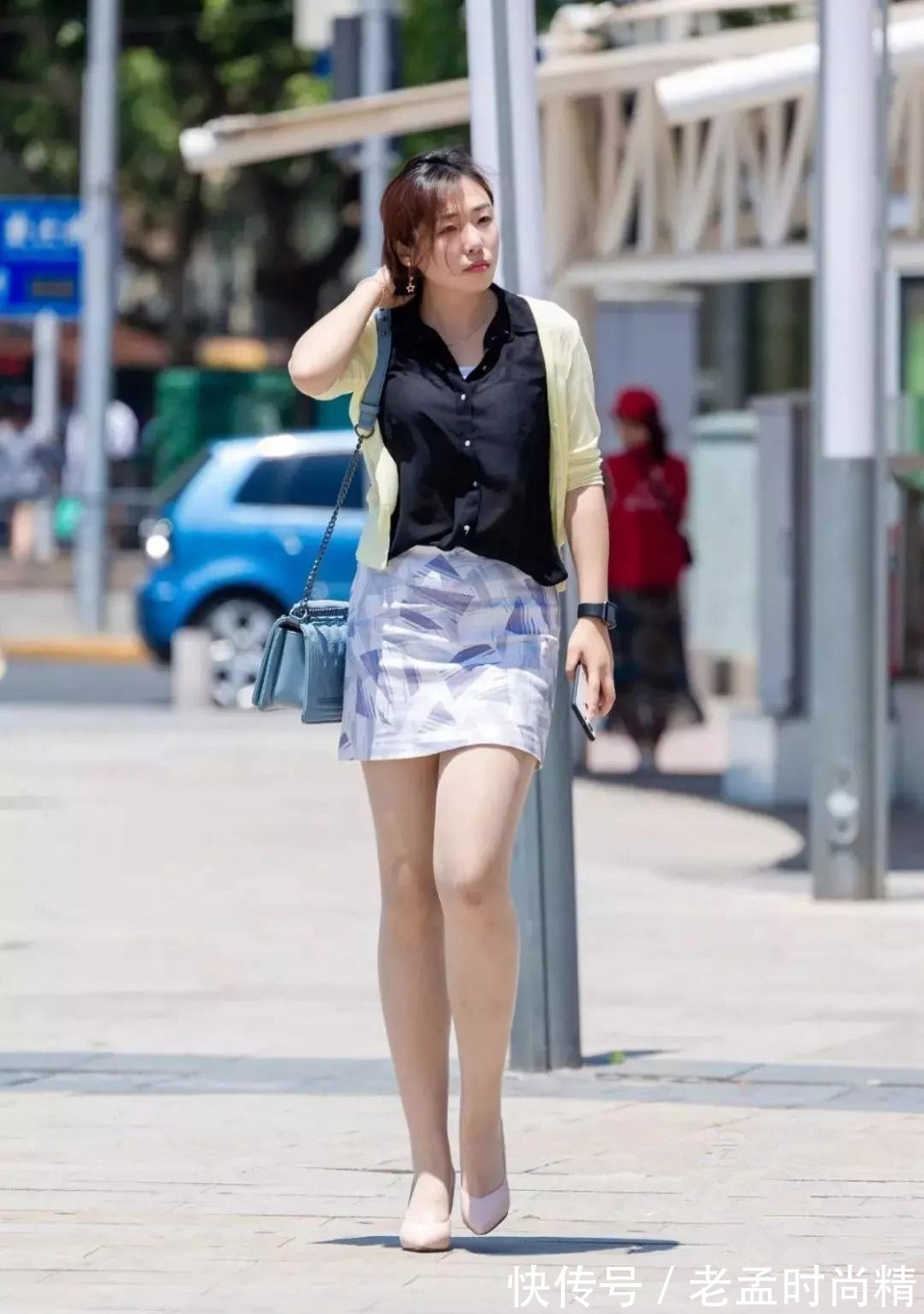 性感|街拍: 简约的装扮但穿出不一样的美, 性感妩媚迷人的成熟美少妇!