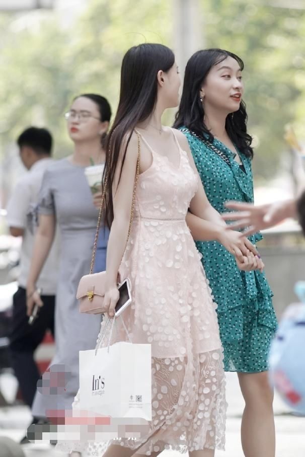连衣裙 裸色系的"树叶"点缀,小姐姐选的裙子很吸睛