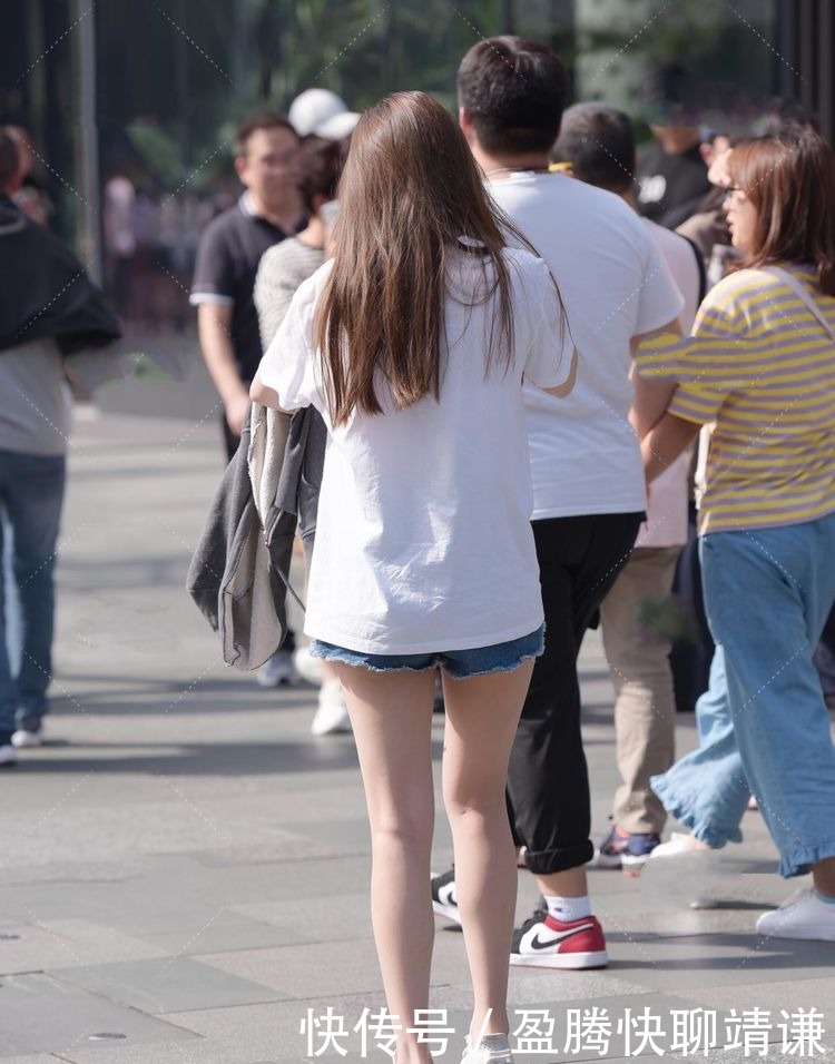 服饰|白色圆领红色字母宽松T恤搭配牛仔短裤,宽松显得大气十足