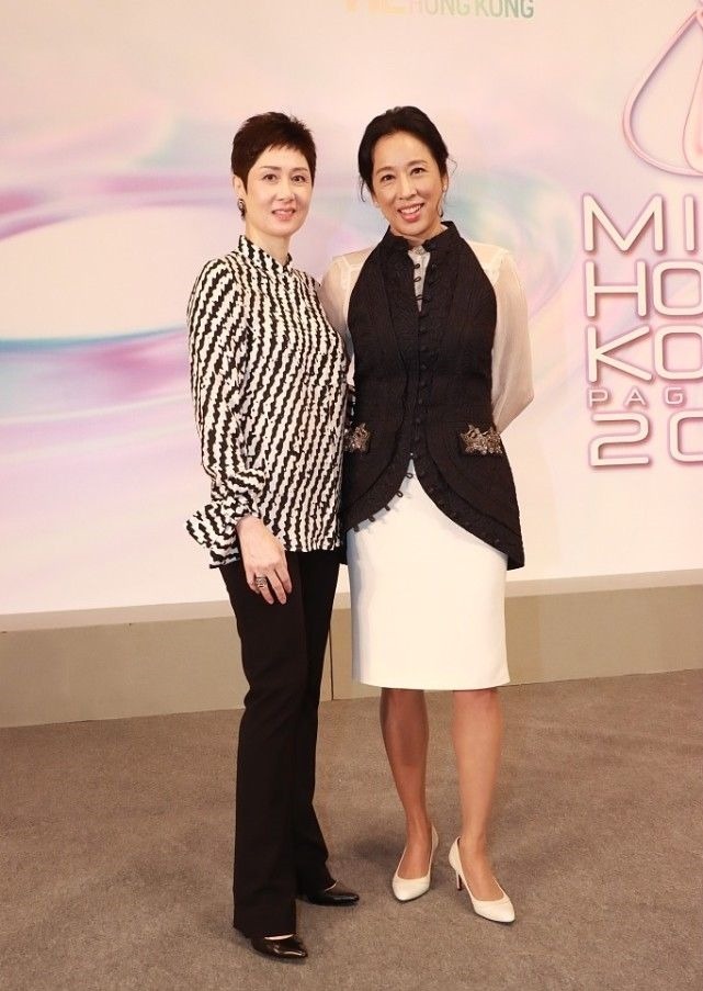 外套|朱玲玲到底是“阔太太”,白色连衣裙配黑外套简约高级,清爽利落