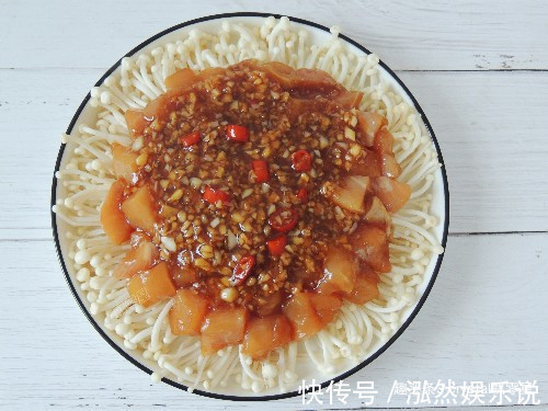 蒜蓉酱汁|鸡胸肉蒸着吃，鲜嫩多汁超入味，开胃下饭两不误，一盘不够吃