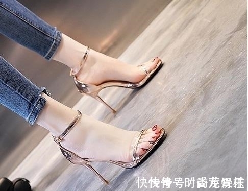 鞋子 有种“惊艳”叫露趾一字扣高跟鞋配脚指甲油,两字形容那就是完美