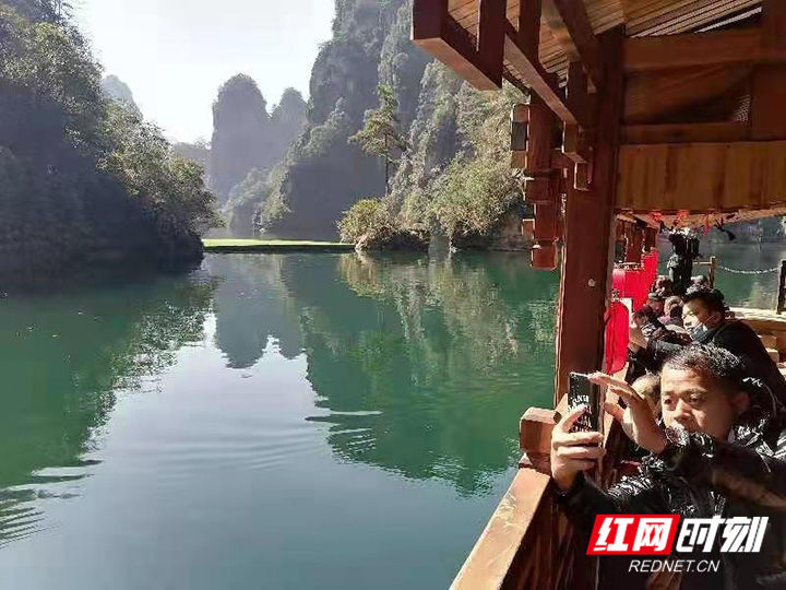 张家界宝峰湖景区：绿水青山歌醉人