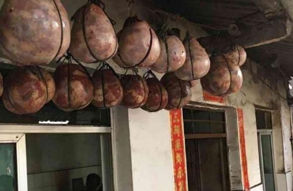 腊肉|大妈院子里挂的“气球”,五百块钱一个,很多人专门登门来买