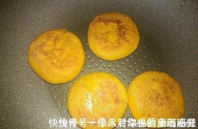 南瓜饼这么做,吃了一个还想吃一个,又香又糯
