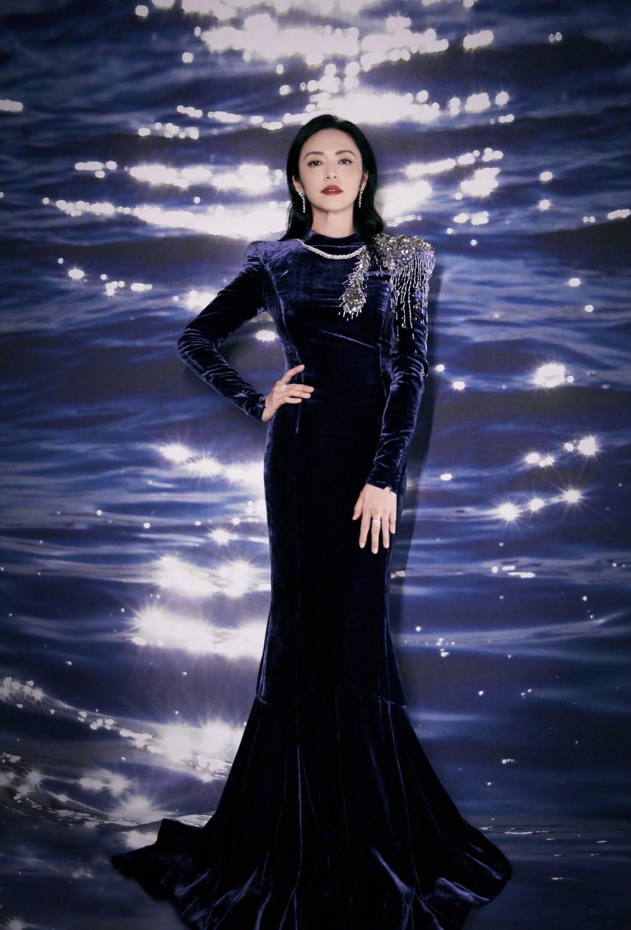 美眉|姚晨真懂“抢镜”，白T恤配外套休闲随性，T恤扎进裤子里好显高