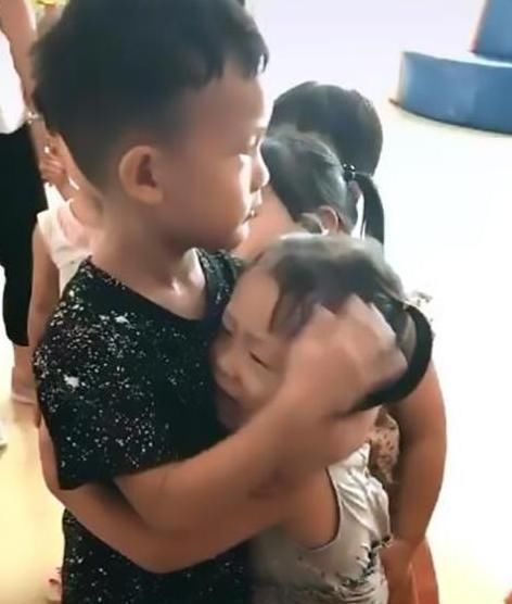 妹妹|二胎妹妹幼儿园大哭,大班哥哥来安慰,哥哥一个动作:生二胎值得