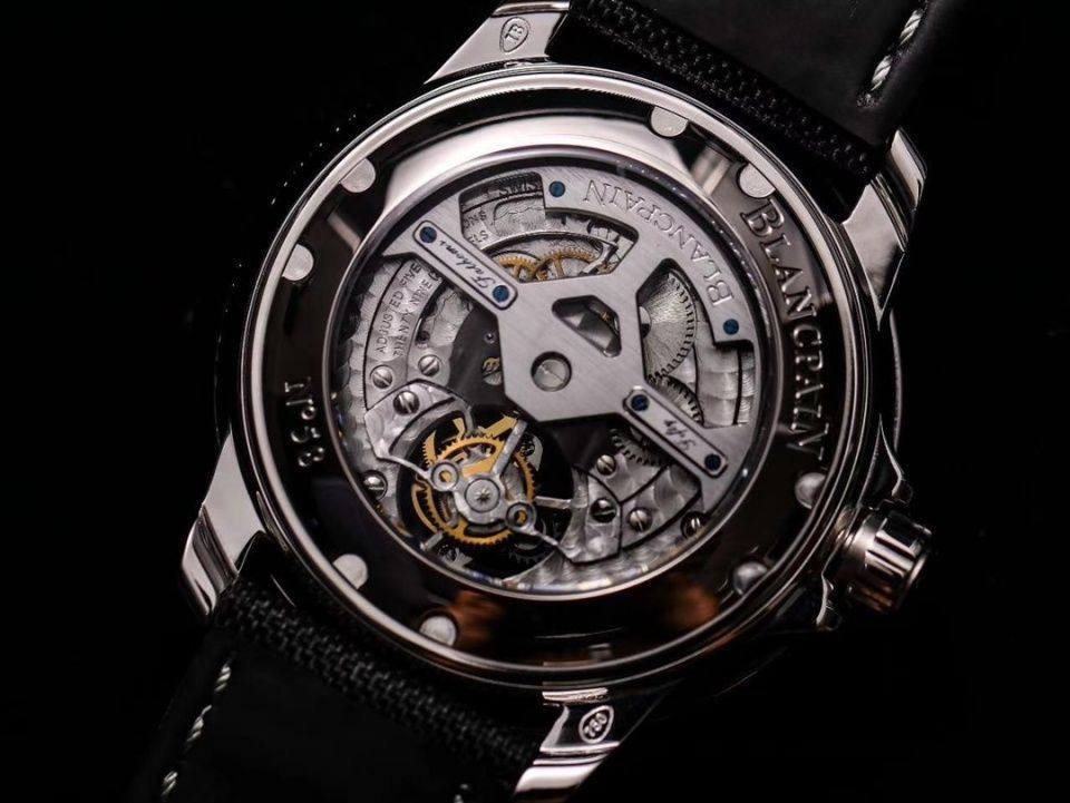 绿水鬼 在价格上天的绿水鬼面前,谁能拿下潜水表的下一个宝座!那只有五十噚莫属了!!!