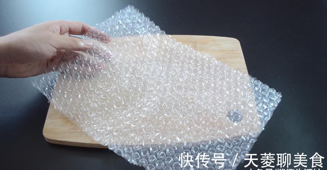 快递箱里的气泡垫别扔了, 没想到还有这么多妙用, 看完赶紧去试试