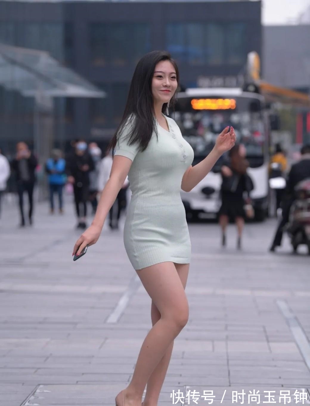 高跟鞋|浅绿色修身连衣裙,搭配精致秀气的高跟鞋,温柔青春魅力十足