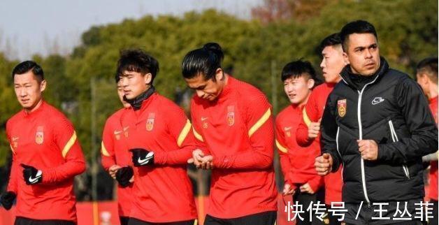 李铁|李霄鹏就剩一点可以期待,国足选人再惹争议,严鼎皓落选实属不该