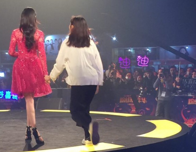 杨幂|迪丽热巴意外摔坏粉丝手机，脱口而出7个字后，在场的群众都惊了